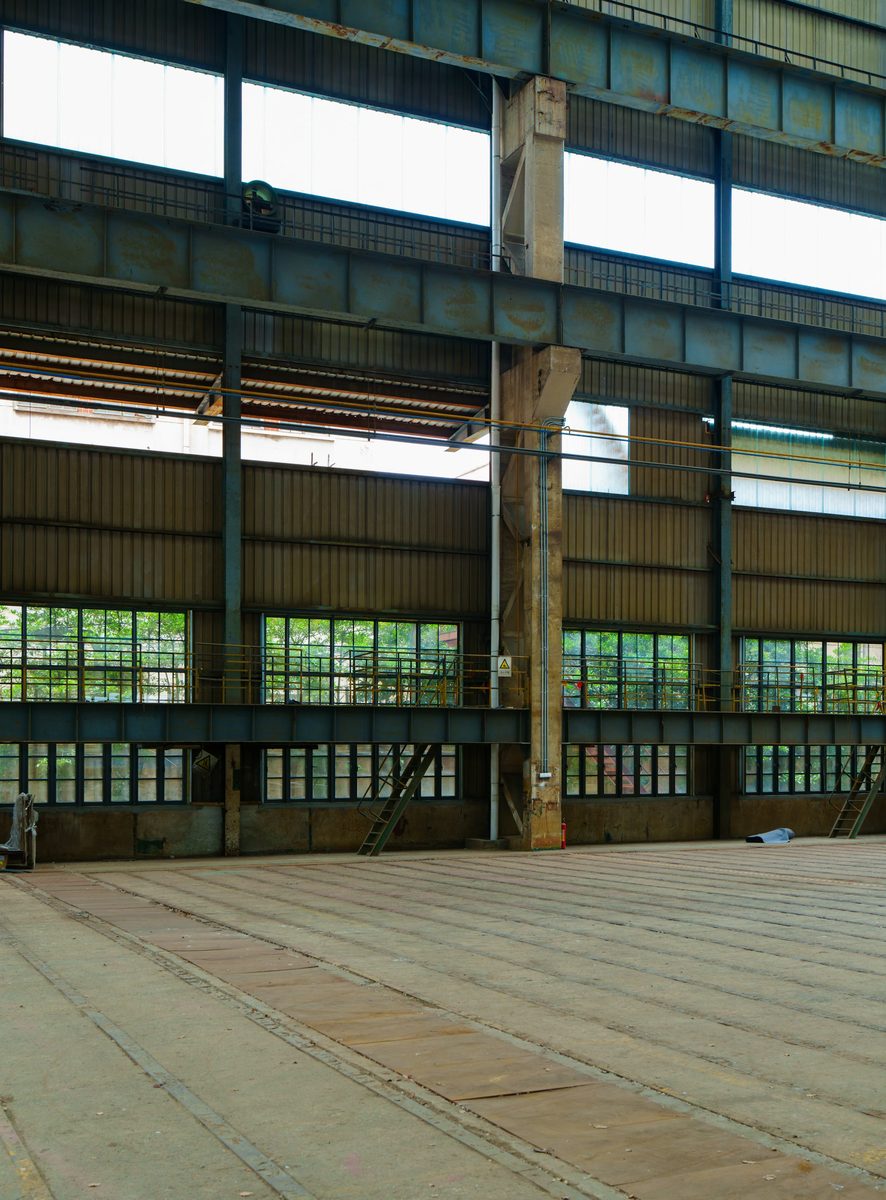 Interior amplo de galpão industrial com estrutura metálica