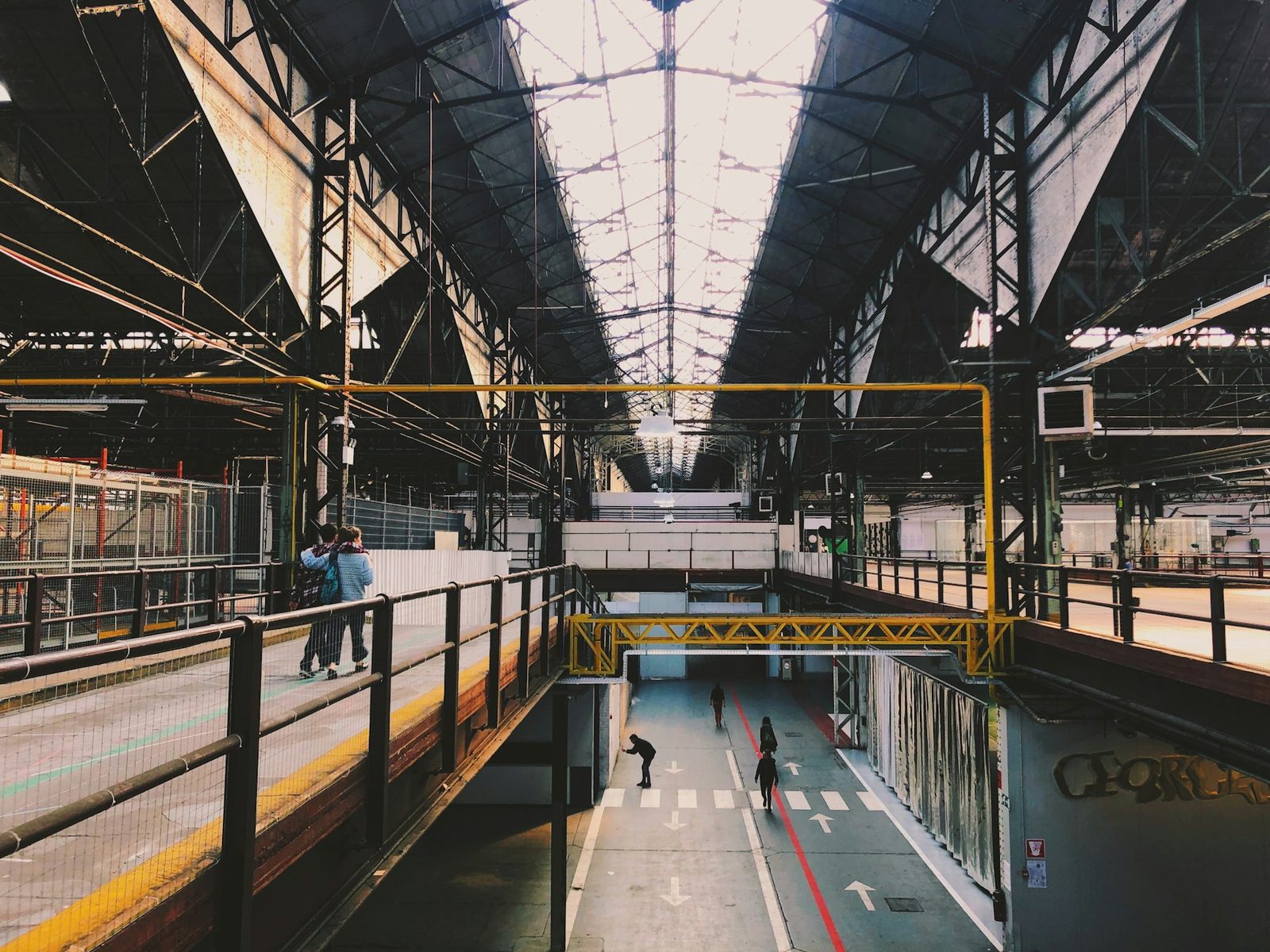 Interior de fábrica com passarelas e estrutura industrial